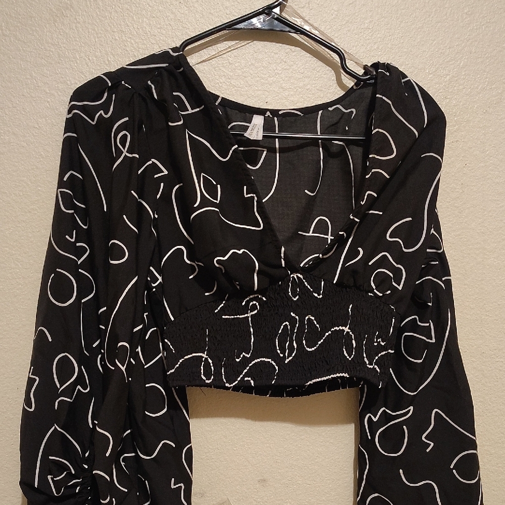 Black and White Graphic Crop Blouse with Long Sleeves